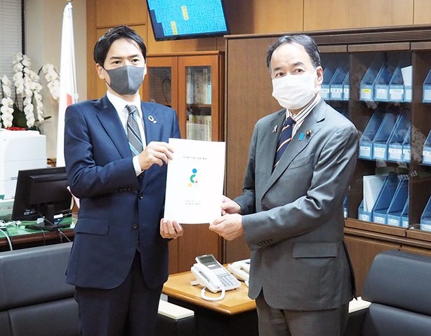 写真 左から 山中竹春 横浜市長 島村大 厚生労働大臣政務官