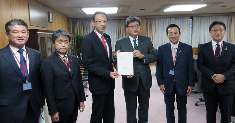 写真　左から　仲川　奈良市長  太田　豊田市長 濱田　高槻市長 萩生田　経済産業大臣 鈴木　浜松市長 田辺　静岡市長