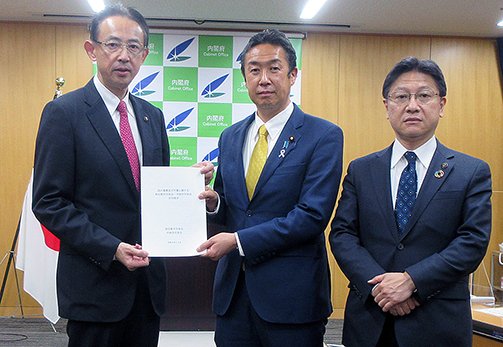 写真　濱田　高槻市長 黄川田　内閣府副大臣 田辺　静岡市長