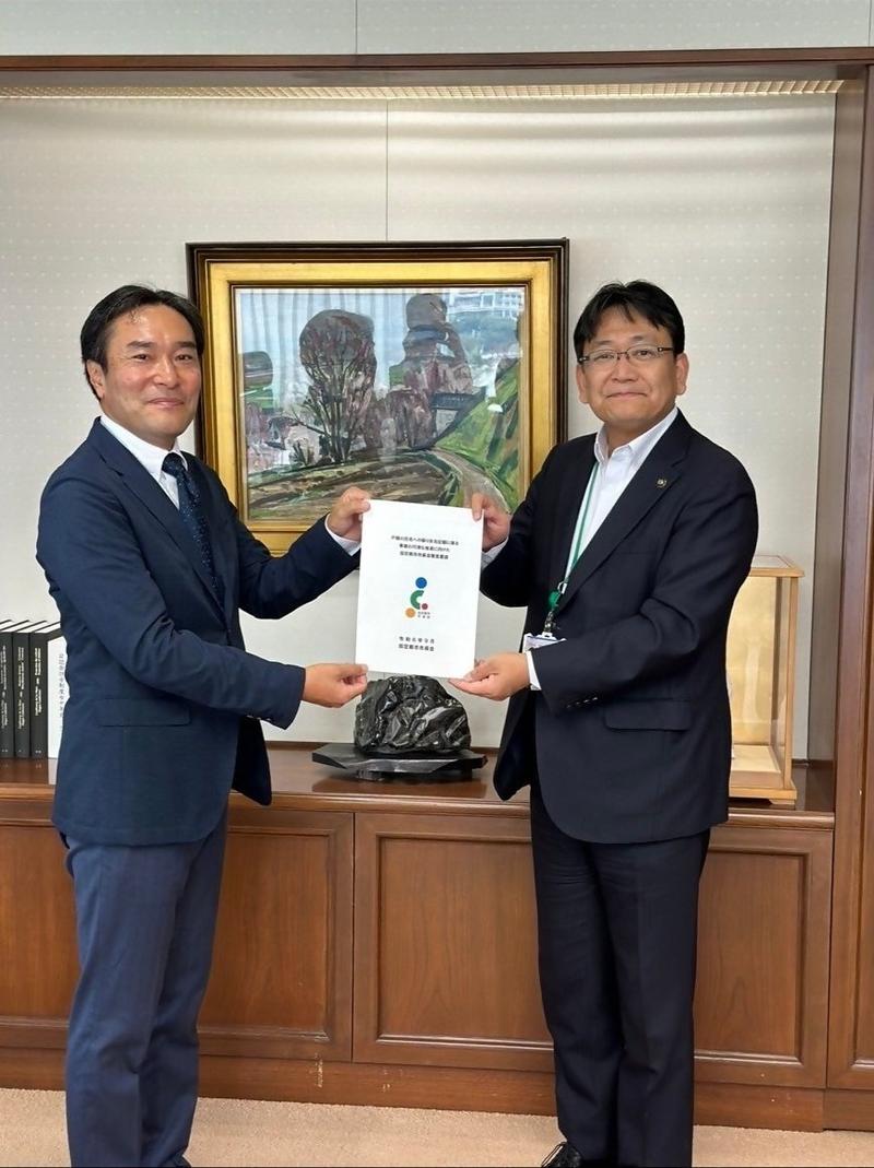 0930　千葉市⇒法務省要請　手交時写真.jpg