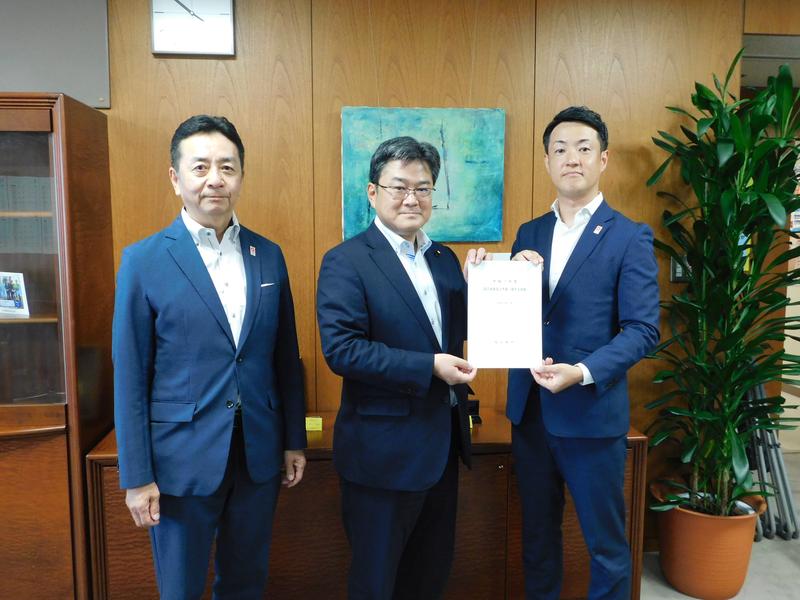 20240725経産省手交写真.JPG