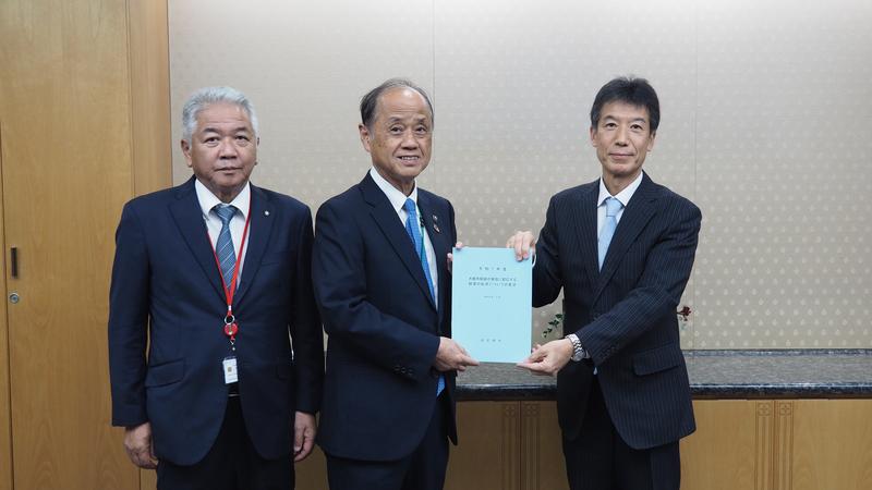 手交写真（総務省）.JPG