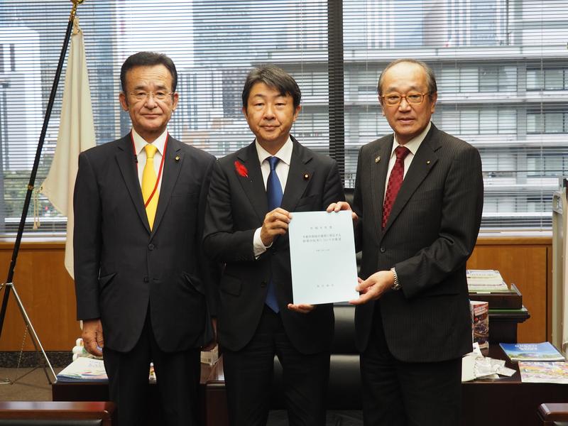 総務省手交写真.JPG