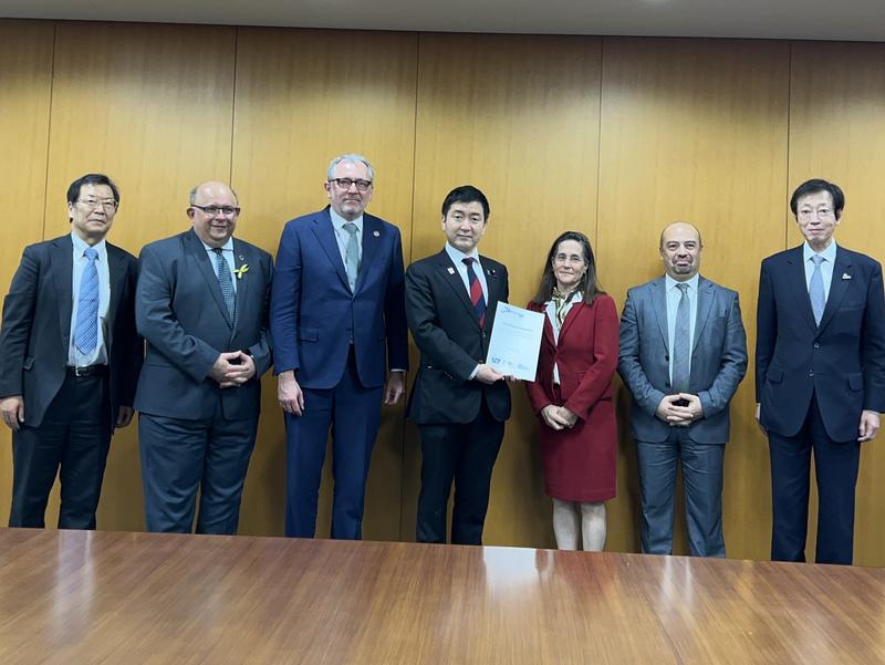 手交写真(環境省 柳本政務官).jpg