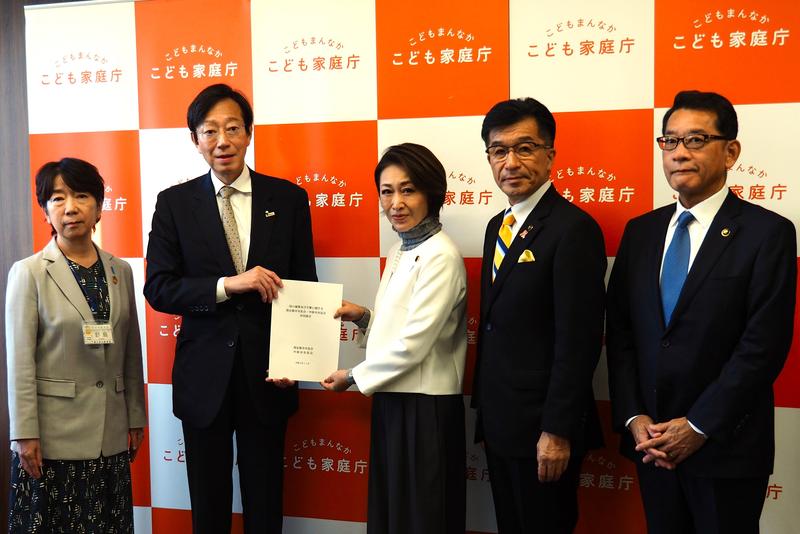 6_こども家庭庁手交写真.JPG