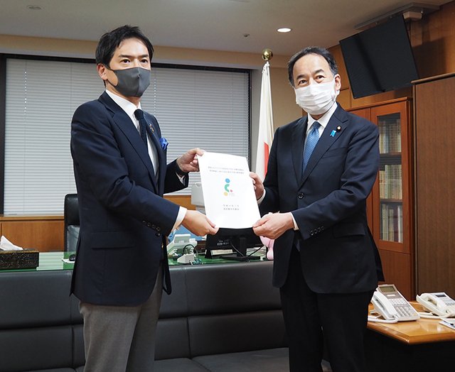 写真　左から 山中竹春 横浜市長  島村大　厚生労働大臣政務官