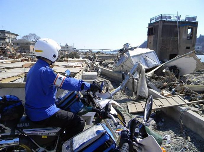 東日本大震災の被災地で情報収集する静岡市のオフロードバイク隊（静岡市提供）
                                    