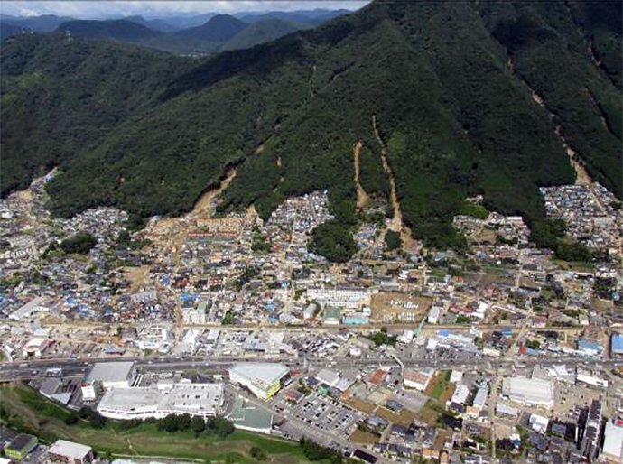 被災直後の広島市安佐南区八木・緑井地区（広島市提供）