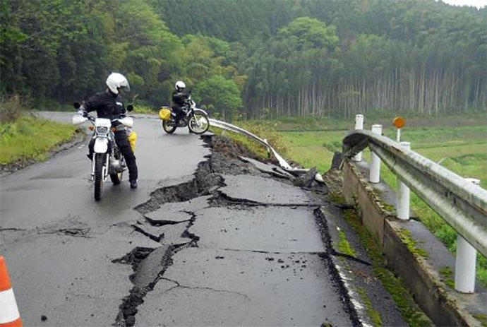熊本地震で現地の被災状況を確認する静岡市のオフロードバイク隊（静岡市提供）
