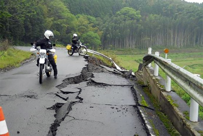熊本地震で現地の被災状況を確認する静岡市のオフロードバイク隊(静岡市提供)